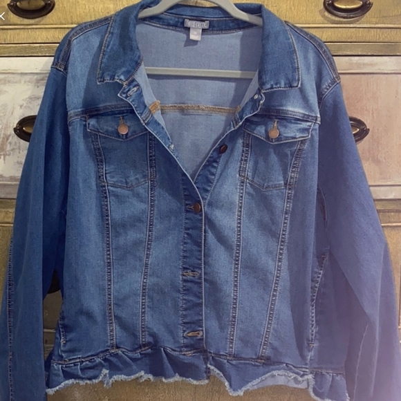 🍂 DISTRESSED JEAN JACKET WITH RUFFEL HEM - Picture 1 of 3